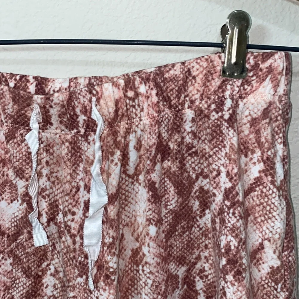 🪼Adorable Victoria Secret Women's Pink Snake Print Shorts! - Picture 2 of 8